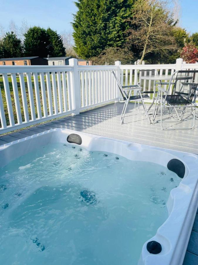 Brians Lodge With Hot Tub Pocklington Exteriér fotografie