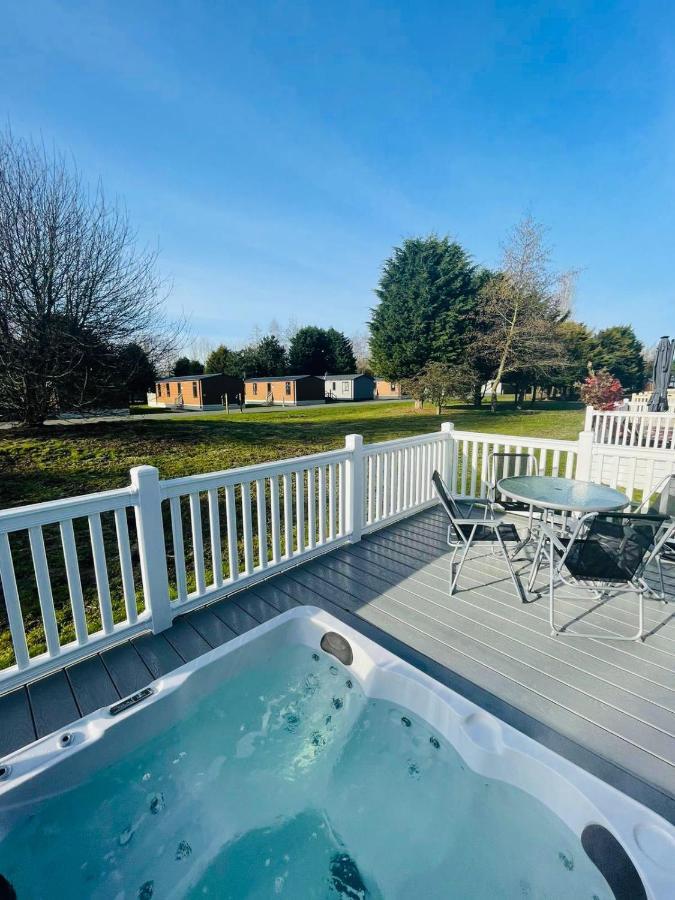 Brians Lodge With Hot Tub Pocklington Exteriér fotografie